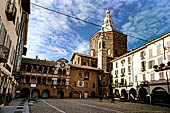 Pavia - Piazza Grande con il broletto e la cupola del Duomo 